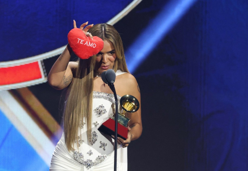 La cantante colombiana Karol G ganó canción del año por "Si Antes Te Hubiera Conocido"