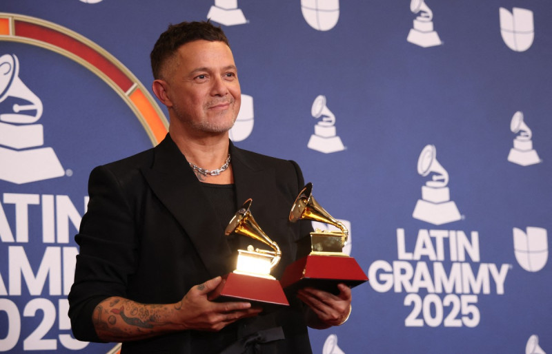 El español Alejandro Sanz sostiene los Latin Grammys ganados la noche del 13 de noviembre en Las Vegas