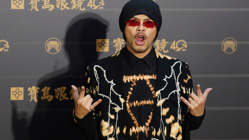El cantante malasio Namewee posa a su llegada a la 31.ª edición de los Premios Golden Melody en Taipei, Taiwán, el sábado 3 de octubre de 2020.