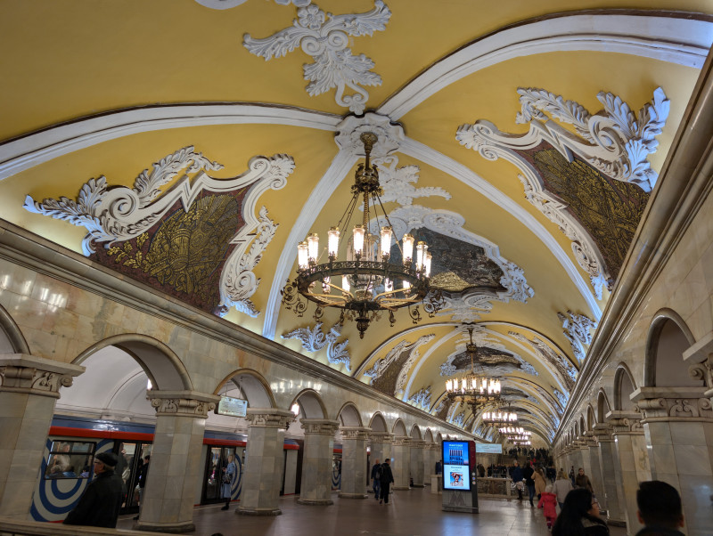 Las estaciones del Metro de Moscú mantienen una arquitectura única con elementos artísticos dignos de un museo o un palacio.