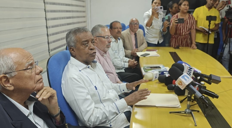 Santiago Castro Ventura junto a la Comisión Nacional Electoral