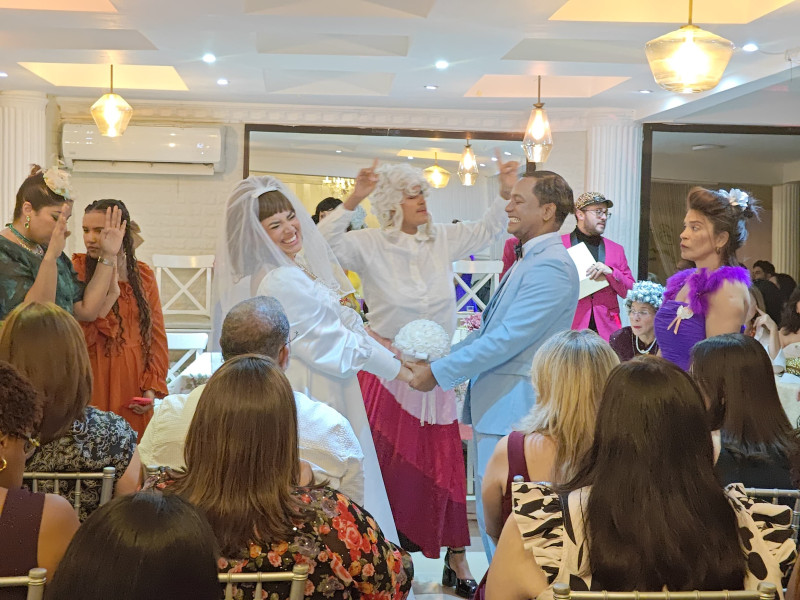 La trama de "La boda de Frank y Mechy” gira en torno a la boda de Frank, interpretado por Yaniel Ramírez y Mechy, rol que desempeña Stephanie Peña.