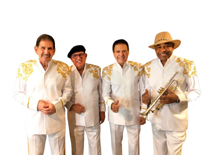 Los componentes del frente del grupo Conjunto Quisqueya.