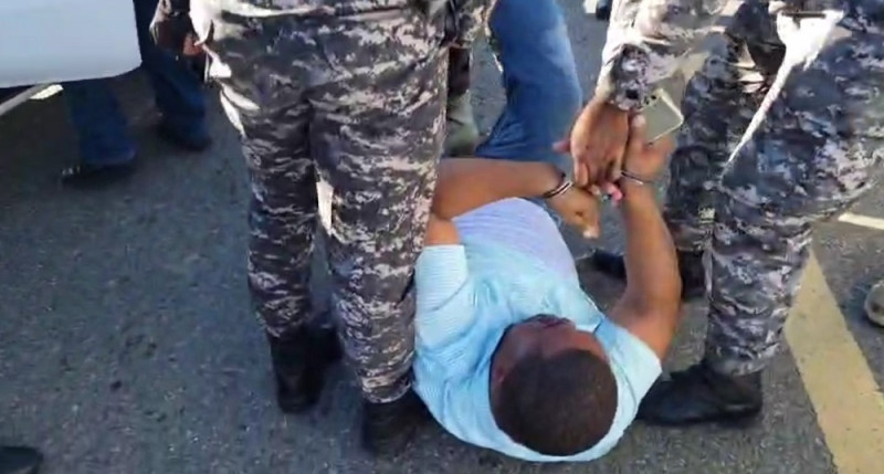 Policía Nacional arrastra y detine abogado en Monte Cristi.