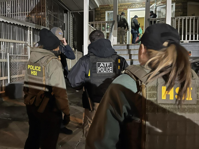 Fotografía cedida por la Oficina de Investigaciones de Seguridad Nacional (HSI) de Nueva York. ICE centrará los esfuerzos de sus redadas en tres ciudades cada semana, con un objetivo de al menos 1.200 inmigrantes detenidos cada día, según informó la cadena NBC News. EFE/HSI Nueva York /