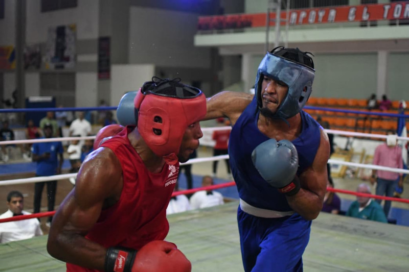 Dos pugilistas se enfrascan en un intercambio de golpes en la primera fecha del Campeonato Nacional de Boxeo Élite.