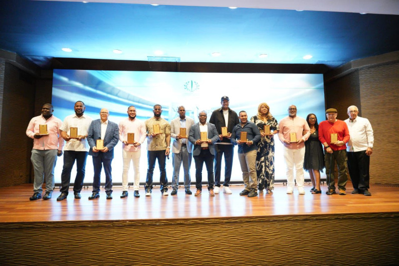 Los deportistas que serán exaltados este domingo al Pabellón de la Fama del Deporte Dominicano recibieron una placa de reconocimiento.
