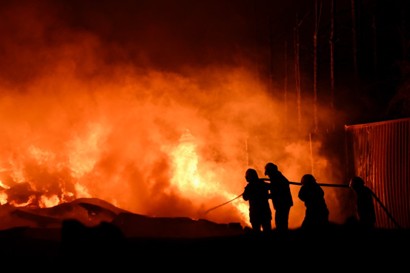 Bomberos trabajan para extinguir un incendio tras una explosión en una zona industrial de Ezeiza, provincia de Buenos Aires, Argentina, el 15 de noviembre de 2025.