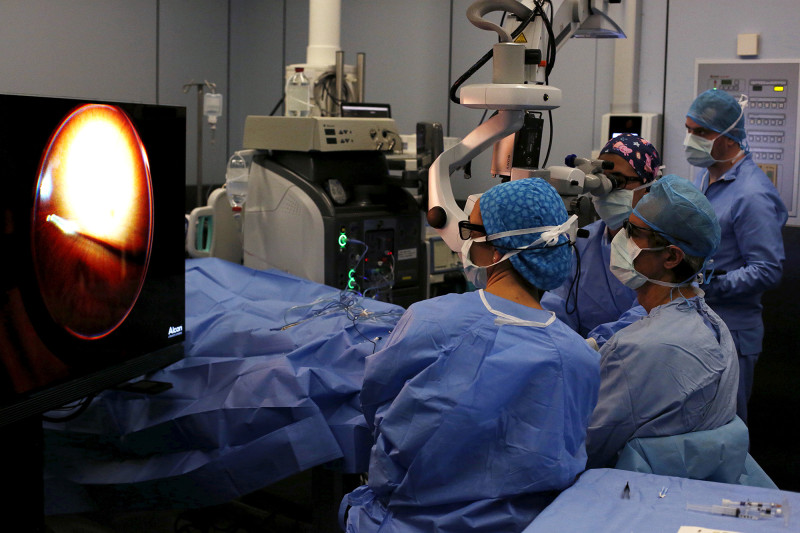 La diabetes, una patología crónica, afecta a la capacidad del cuerpo para regular el nivel de glucosa en sangre. Con el paso del tiempo, este exceso de glucosa puede dañar los vasos sanguíneos de la retina la capa sensible a la luz situada en la parte posterior del ojo y provocar alteraciones como la retinopatía diabética.