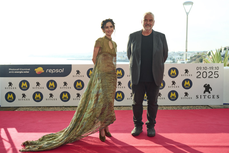 La actriz estadounidense Zoe Sidel, hija de la actriz Rosanna Arquette, y el director francés Luc Besson, posan durante la presentación en el Festival de Cine de Sitges de 'Dracula, a love tale', una adaptación del mito del vampiro de Transilvania.