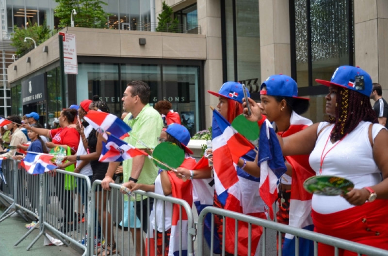 Dominicanos participan en un desfile del Día Dominicano en Nueva York, Estados Unidos.