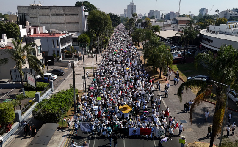 Esta vista aérea muestra la protesta “Por la Paz” organizada por la Generación Z contra el gobierno de la presidenta mexicana Claudia Sheinbaum en Guadalajara, Jalisco, México, el 14 de noviembre de 2025.