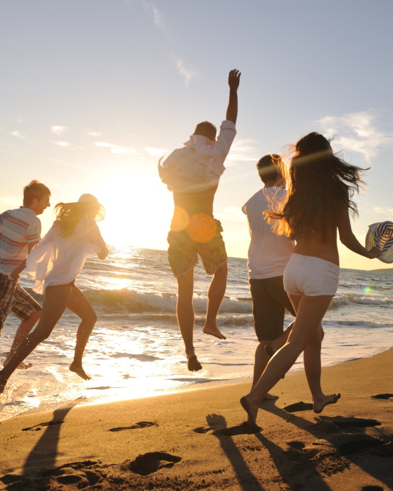 Foto ilustrativa de un grupo de jovenes disfrutando de en una playa.