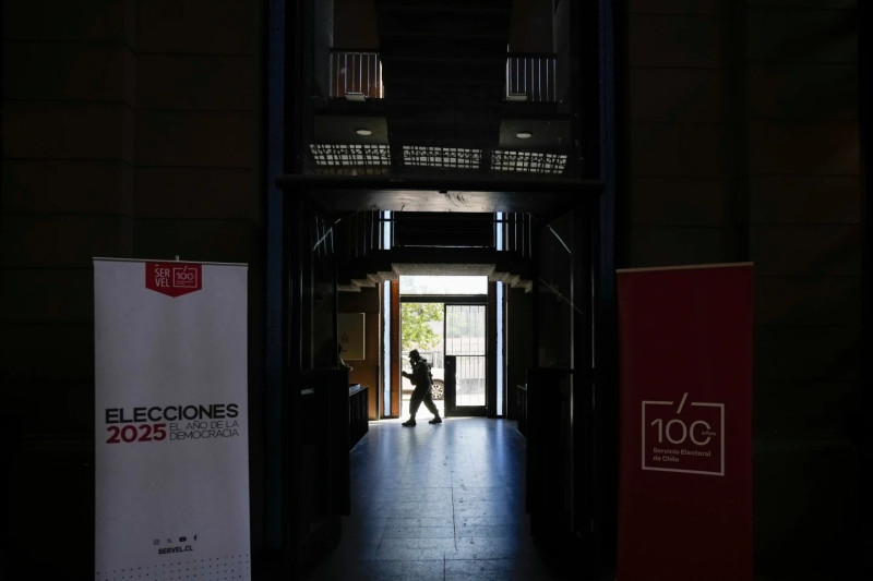 Soldados custodian centro de votación.