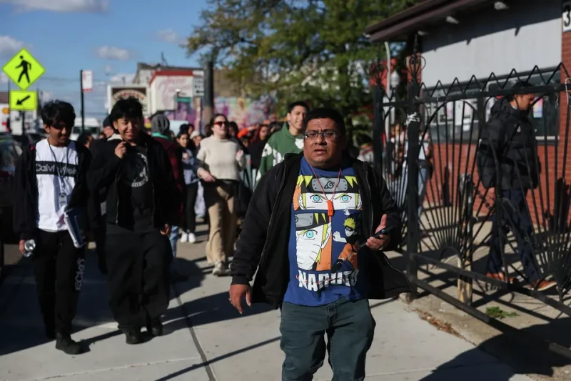 Baltazar Enriquez camina con otros activistas en protesta contra las redadas migratorias en Chicago.