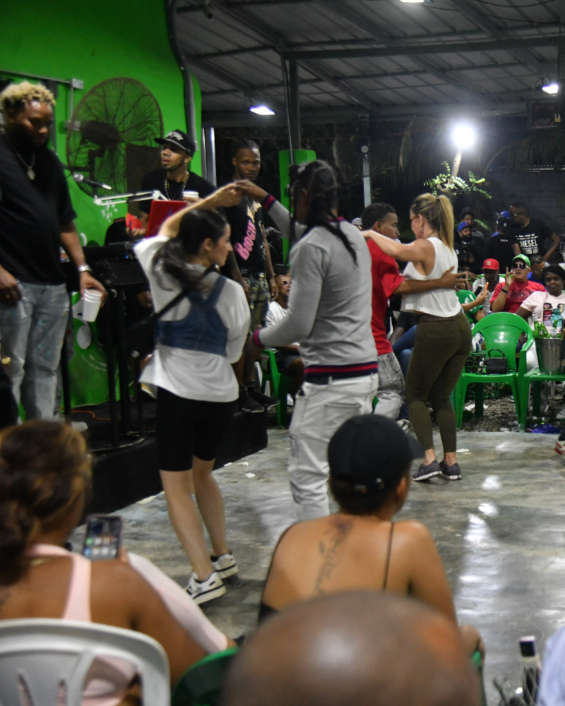 Personas se reunen para disfrutar de la música dominicana.