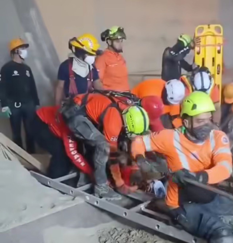 Labores de rescate en Cementos Cibao en Santiago