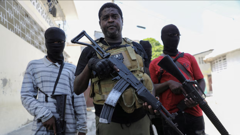 La orden a la población a despejar las calles este lunes 17 de noviembre dada por el líder de la coalición Viv Ansanm (Vivir Juntos), Jimmy Cherisier, es la rúbrica de un estado de guerra no oficial, donde las fuerzas criminales buscan despejar el campo de batalla para un enfrentamiento total contra las fuerzas del orden.