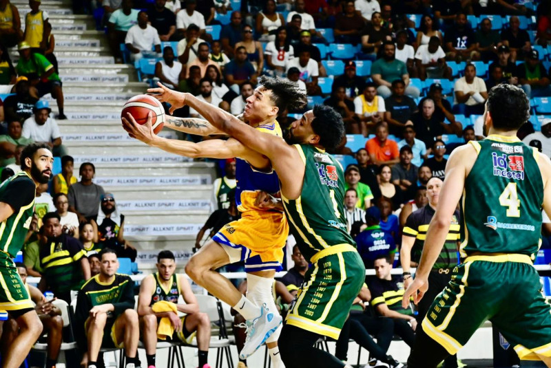 Richard Bautista "Manito" pone una bandeja ante la defensa de Juan Guerrero.