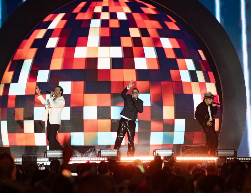 Vladimir Dotel y los Ilegales durante su show en la Feria Ganadera de Santo Domingo.
