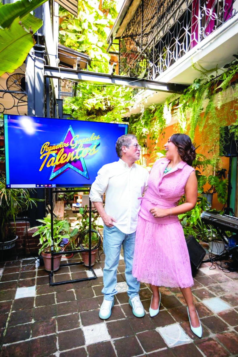 Iván Ruiz y Laura Guzmán componen la pareja motora del programa familiar "Pequeños Grandes Talentos", que se transmite por Color Visión.