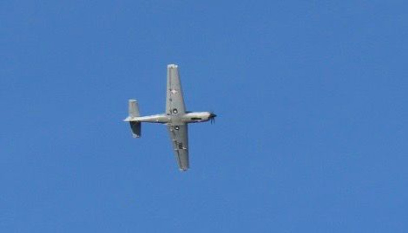Avión de la Fuerza Área Dominicana sobrevuela en el territorio haitiano durante crisis de inseguridad.