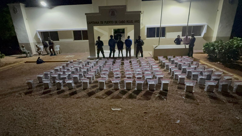 Paquetes de presunta cocaína incautados a tres hombres en la costa de la provincia de Pedernales.