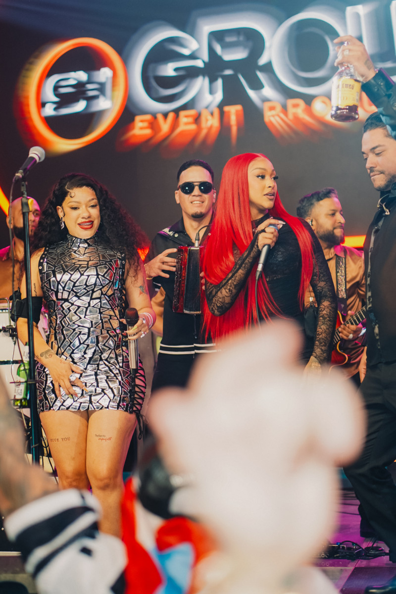 Urbanas cantan por primera vez “Bandida”.