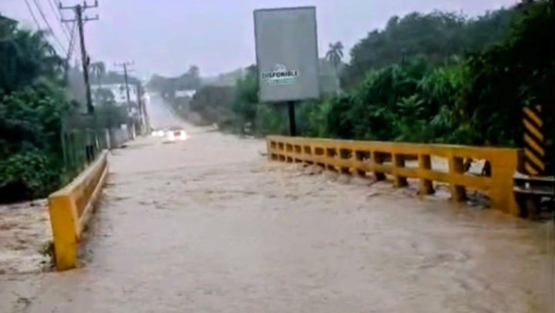 Puente inundado por las lluvias en laprovincia de Puerto Plata.