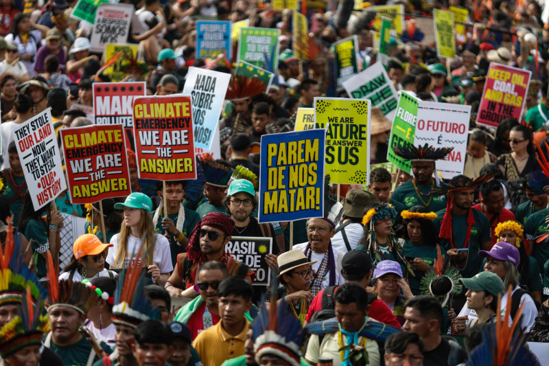Indígenas y simpatizantes participan en la Marcha Global por el Clima en la Aldea COP30 en Belém (Brasil).