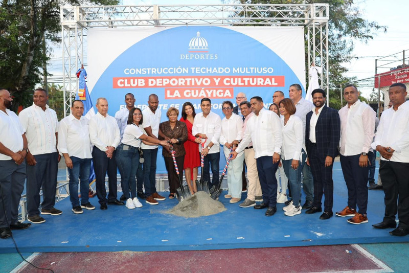 El ministro Kelvin Cruz, acompañado por la gobernadora de la provincia Santo Domingo, Lucrecia Santana Leyba, y autoridades locales en el acto que marcó el inicio del polideportivo de La Guáyiga.