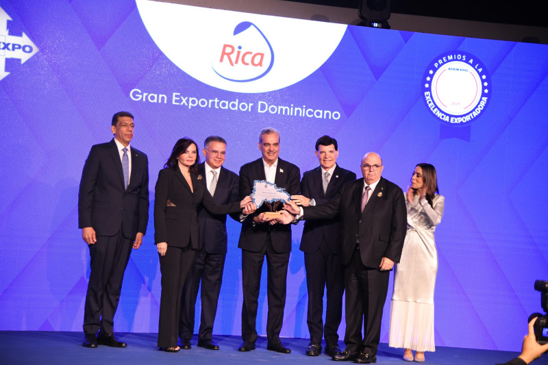Grupo Rica recibió el Premio Gran Exportador Dominicano, de la mano del presidente Luis Abinader y el presidente de Adoexpo Karel Castillo y Roselin Amaro.