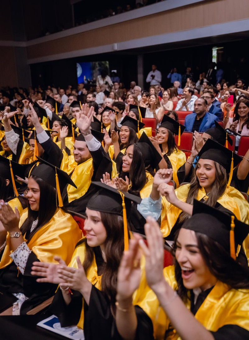 Graduandos muestran su alegría durante el acto.