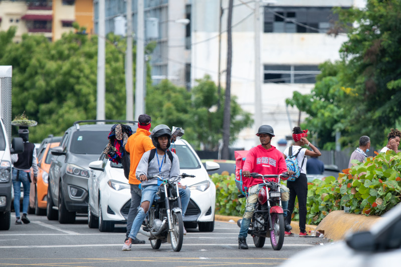 Algunos motoristas circulan con cascos que no garantizan su protección.
