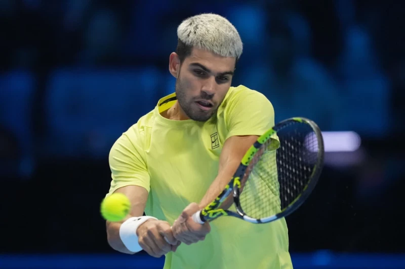 Carlos Alcaraz devuelve una bola al italiano Jannik Sinner durante la final de las Finales del ATP World Tour, en Turín, Italia, el 16 de noviembre de 2025.