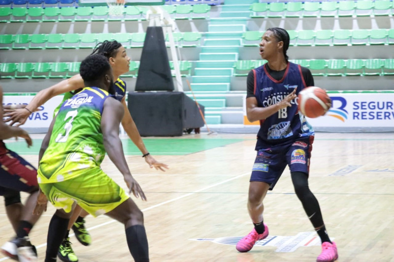 Bryan Luciano, del club Todos Estrellas de Consuelo, es marcado por Michael González y Anthony Vicioso, del club Centro.