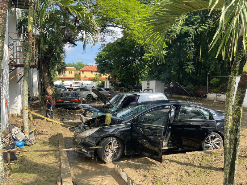 Al menos 15 vehículos resultaron dañados por el agua que penetró a los estacionamientos.