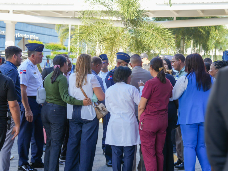 El director de la Policía Nacional, mayor general Ramón Antonio Guzmán Peralta, al visitar el hospital donde trasladaron al coronel Lucilo Francisco Vargas, quien falleció ayer tras resultar quemado en un incendio.