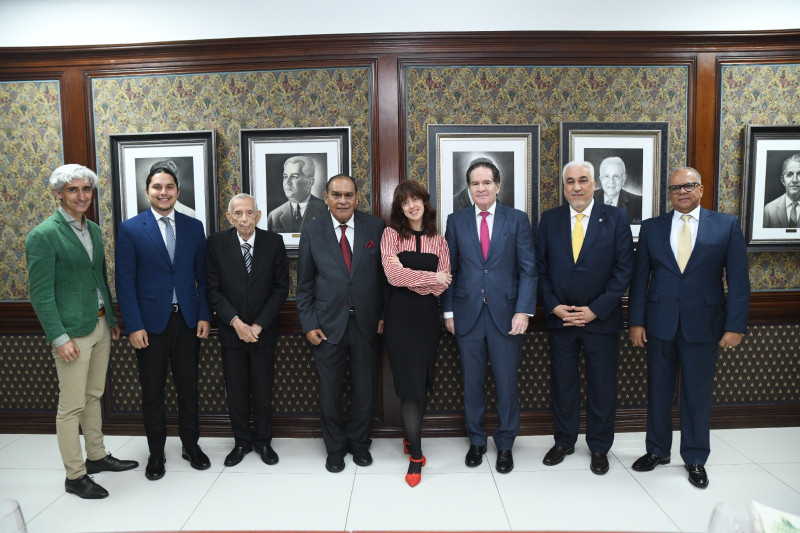 Invitados y anfitriones luego del Desayuno de LISTÍN DIARIO, realizado en el salón Ricart de su sede.
