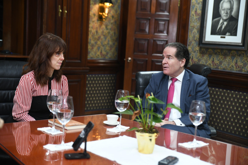 La escritora Irene Vallejo junto al presidente de la Editora Listín Diario, Manuel Corripio