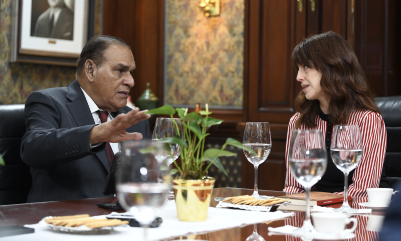 Irene Vallejo en un intercambio de impresiones con el director del Listín Diario, Miguel Franjul.