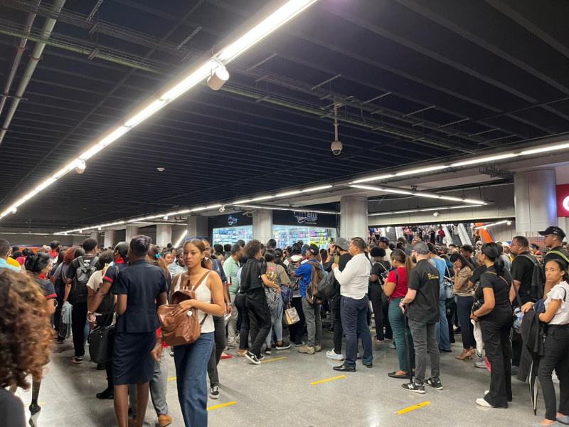 Larga fila en la estación Concepción Bona
