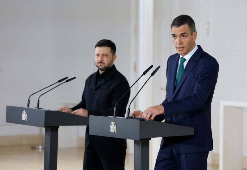 l presidente del Gobierno español, Pedro Sánchez, en una rueda de prensa conjunta en el Palacio de la Moncloa de Madrid el 18 de noviembre de 2025. (Foto de Pierre-Philippe MARCOU / AFP)