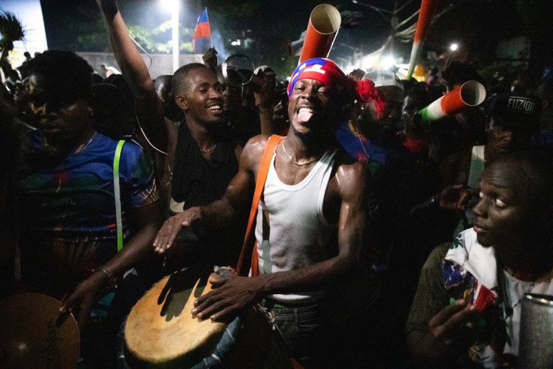 Aficionados inundando las calles de Puerto Príncipe para celebrar la victoria de Haití sobre Nicaragua y su clasificación para la Copa Mundial de la FIFA 2026.