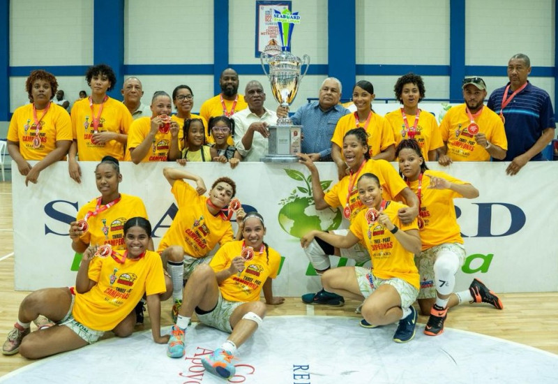 Roberto Ramírez, presidente de Fedoclubes, y Fernando Geraldino, entregan la Copa Seaboard al equipo campeón Águilas de Guachupita.