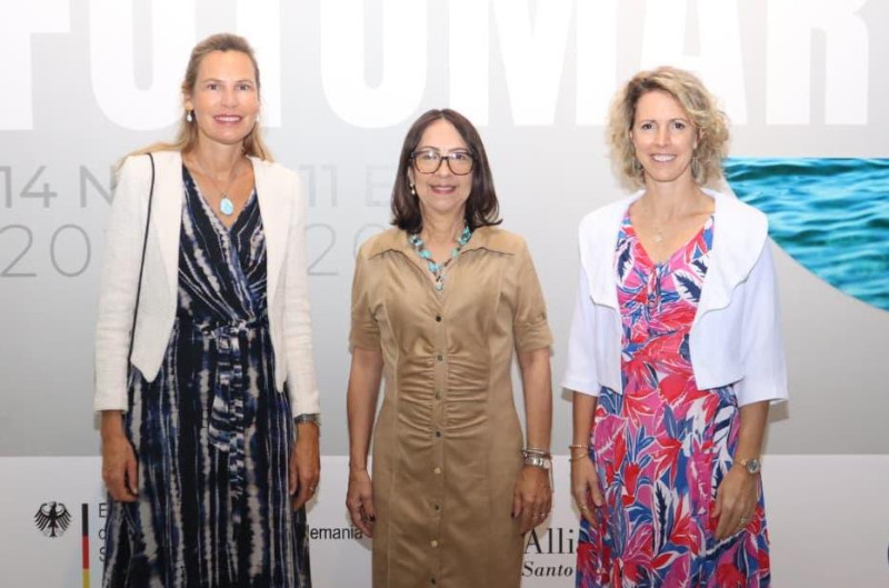 Maike Friedrichsen; la directora del MNHN, Celeste Mir; y Sonia Barbry.