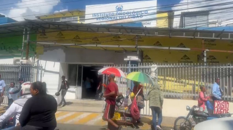 Familiares exigen justicia frente al Honcológico de Santiago