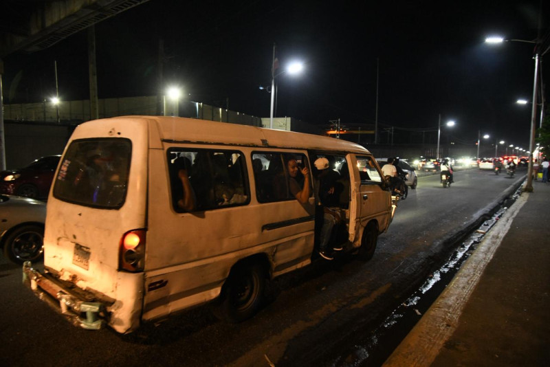Varias personas optaron por usar el transporte público pese al restablecimiento del servicio del Metro