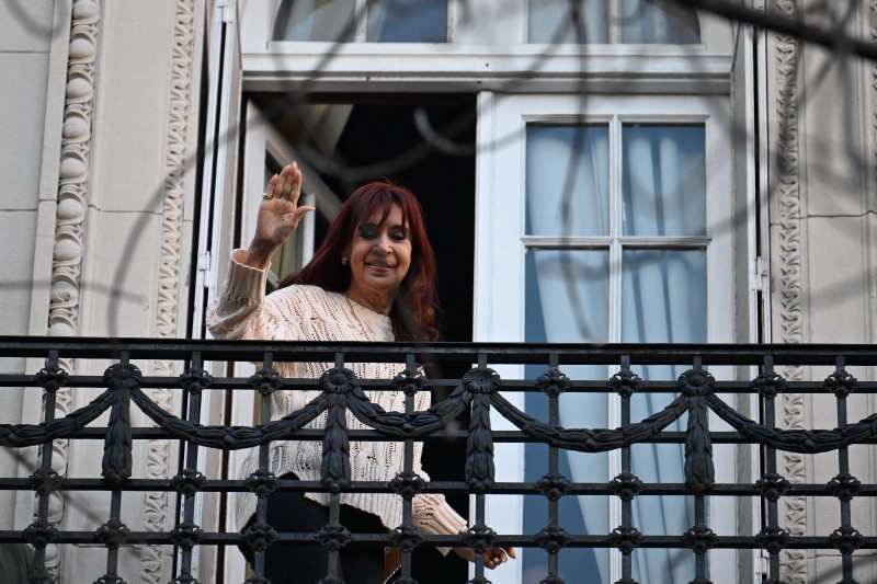 La expresidenta argentina Cristina Fernández de Kirchner saluda a sus seguidores desde el balcón de su residencia en Buenos Aires el 11 de junio de 2025.