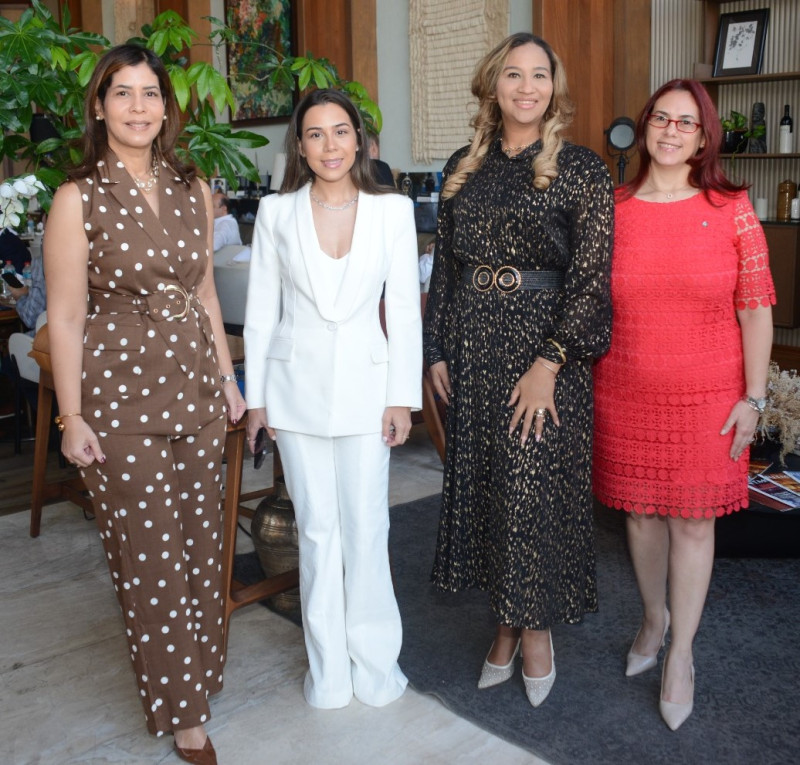 Omayra  Mañón, María Inés Alma Arenas, Anabel Segura y Ondina Fiallo.